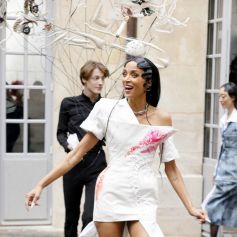 Noémie Lenoir, non loin de Daphné Burki, a lancé les festivités de la Fashion Week de Paris en participant au fameux défilé Weinsanto