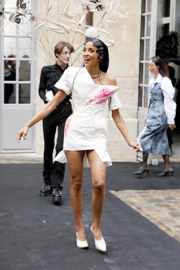 Noémie Lenoir, non loin de Daphné Burki, a lancé les festivités de la Fashion Week de Paris en participant au fameux défilé Weinsanto