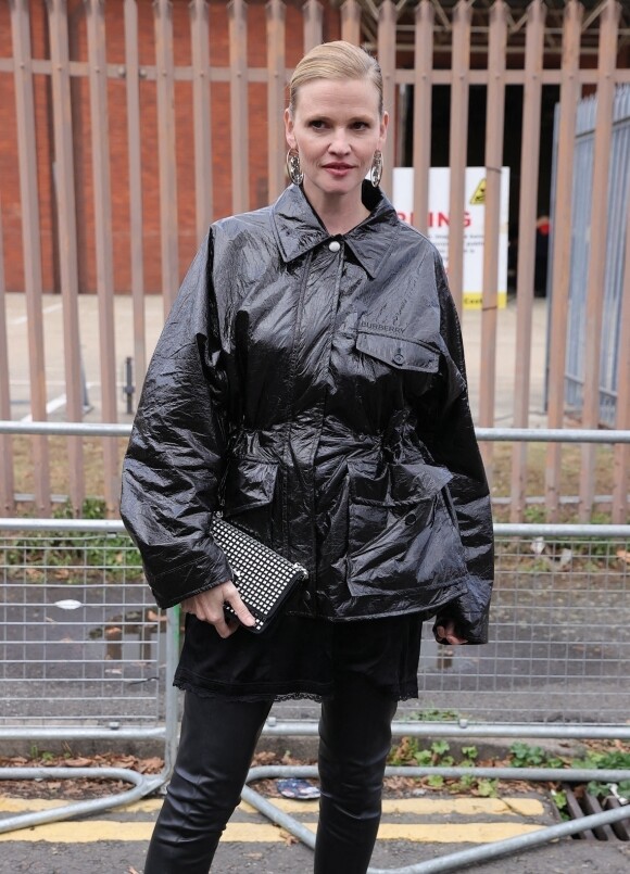 Lara Stone - Arrivées au défilé Burberry printemps/été 2023 lors de la Fashion Week de Londres, Royaume Uni, le 26 septembre 2022.