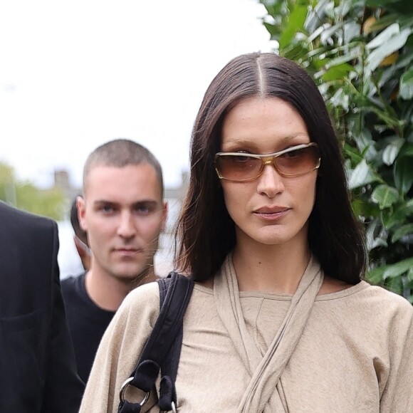 Bella Hadid - Les célébrités assistent au défilé Burberry lors de la Fashion Week à Londres, le 26 septembre 2022.