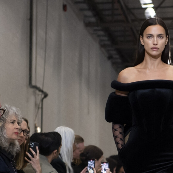 Irina Shayk, - Défilé Burberry "Collection Prêt-à-Porter Printemps/Eté 2023" lors de la Fashion Week de Londres (LFW), le 26 septembre 2022.