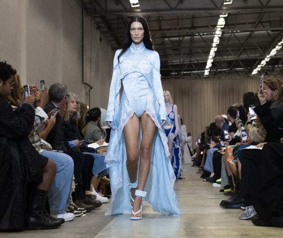 Bella Hadid - Défilé Burberry "Collection Prêt-à-Porter Printemps/Eté 2023" lors de la Fashion Week de Londres (LFW), le 26 septembre 2022.