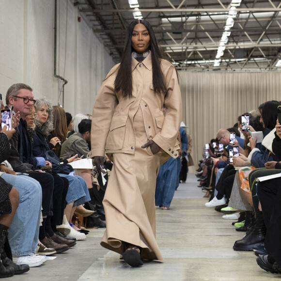 Naomi Campbell - Défilé Burberry "Collection Prêt-à-Porter Printemps/Eté 2023" lors de la Fashion Week de Londres (LFW), le 26 septembre 2022.