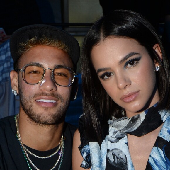 Neymar Jr. et sa compagne Bruna Marquezine assistent au défilé Off White "Collection Prêt-à-Porter Printemps/Eté" lors de la Fashion Week de Paris. © Veeren/CVS/Bestimage