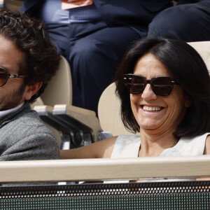 Florence Foresti et son compagnon Alexandre Kominek dans les tribunes lors des Internationaux de France de Tennis de Roland Garros à Paris, le 29 mai 2022. © Cyril Moreau/Bestimage