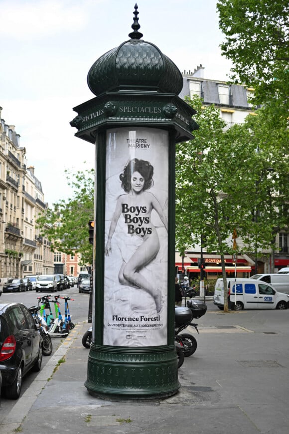 Florence Foresti dévoile l'affiche de "Boys Boys Boys", son prochain spectacle à Paris, le 12 mai 2022. © Lionel Urman/Panoramic/Bestimage