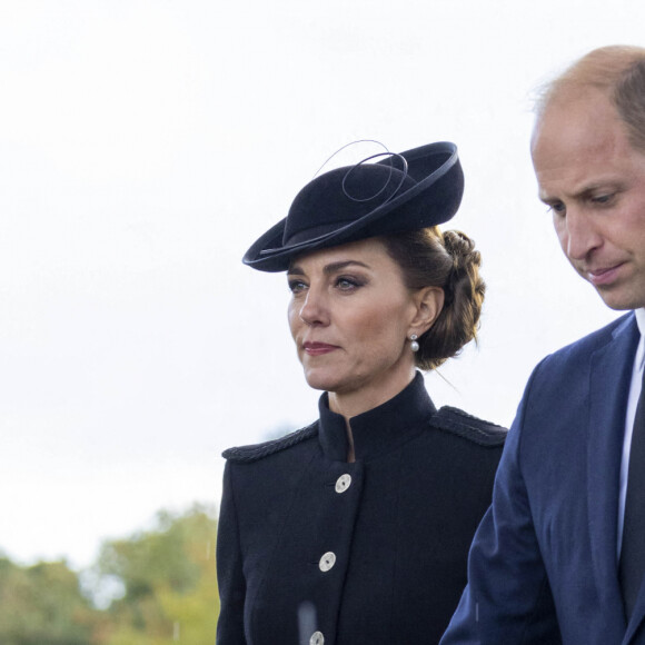 Le prince William, prince de Galles, et Catherine (Kate) Middleton, princesse de Galles, au centre d'entraînement de l'armée (ATC) Pirbright à Guildford, le 16 septembre 2022. Cette visite a pour but de pour rencontrer des troupes du Commonwealth qui ont été déployées au Royaume-Uni pour participer aux funérailles de la reine Elizabeth II. Des soldats du Canada, d'Australie et de Nouvelle-Zélande se sont réunis à Pirbright pour répéter leurs rôles lors des funérailles de la souveraine, prévues le 19 septembre 2022.