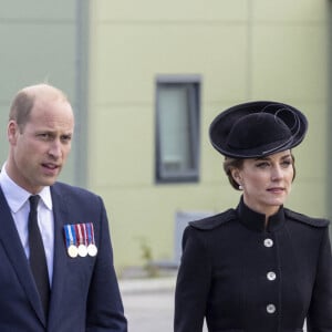 Le prince William, prince de Galles, et Catherine (Kate) Middleton, princesse de Galles, au centre d'entraînement de l'armée (ATC) Pirbright à Guildford, le 16 septembre 2022. Cette visite a pour but de pour rencontrer des troupes du Commonwealth qui ont été déployées au Royaume-Uni pour participer aux funérailles de la reine Elizabeth II. Des soldats du Canada, d'Australie et de Nouvelle-Zélande se sont réunis à Pirbright pour répéter leurs rôles lors des funérailles de la souveraine, prévues le 19 septembre 2022.