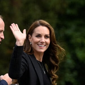 Le prince William, prince de Galles, et Catherine (Kate) Middleton, princesse de Galles regardent les hommages floraux laissés par les membres du public aux portes de Sandringham House à Norfolk, Royaume Uni, le 15 septembre 2022, après la mort de la reine Elisabeth II. 