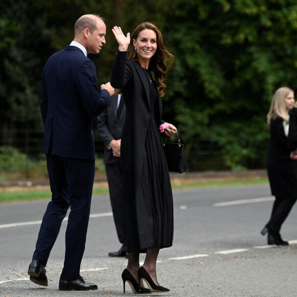 Le prince William, prince de Galles, et Catherine (Kate) Middleton, princesse de Galles regardent les hommages floraux laissés par les membres du public aux portes de Sandringham House à Norfolk, Royaume Uni, le 15 septembre 2022, après la mort de la reine Elisabeth II. 