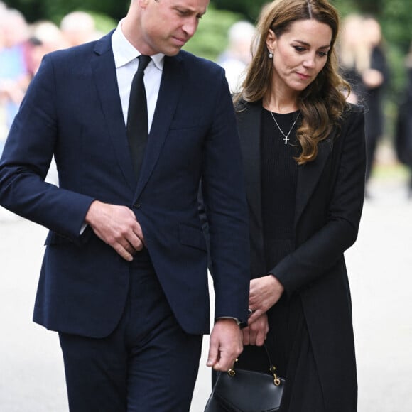 Le prince William, prince de Galles, et Catherine (Kate) Middleton, princesse de Galles regardent les hommages floraux laissés par les membres du public aux portes de Sandringham House à Norfolk, Royaume Uni, le 15 septembre 2022, après la mort de la reine Elisabeth II. 