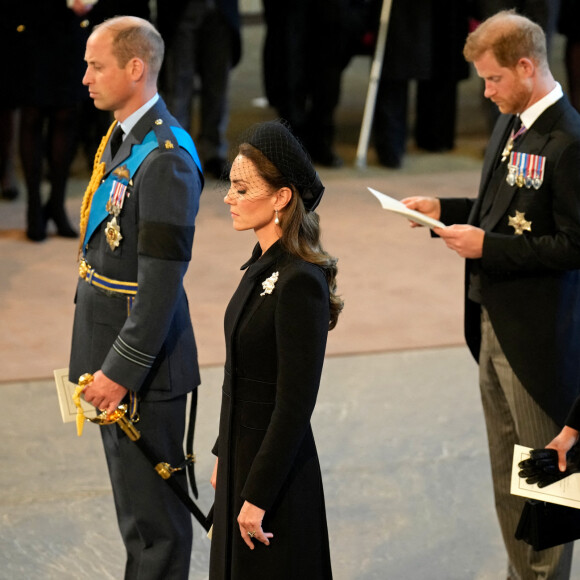 Le prince de Galles William, Kate Catherine Middleton, princesse de Galles, le prince Harry, duc de Sussex, Meghan Markle, duchesse de Sussex - Intérieur - Procession cérémonielle du cercueil de la reine Elisabeth II du palais de Buckingham à Westminster Hall à Londres. Le 14 septembre 2022 