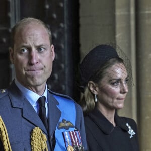 Le prince Harry, duc de Sussex et Meghan Markle, duchesse de Sussex, Le prince William, prince de Galles, et Catherine (Kate) Middleton, princesse de Galles - Sortie - Procession cérémonielle du cercueil de la reine Elisabeth II du palais de Buckingham à Westminster Hall à Londres, où les Britanniques et les touristes du monde entier pourront lui rendre hommage jusqu'à ses obsèques prévues le 19 septembre 2022. Le 14 septembre 2022. 