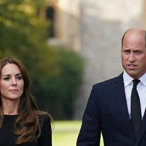 La princesse de Galles Kate Catherine Middleton et le prince de Galles William à la rencontre de la foule devant le château de Windsor, suite au décès de la reine Elisabeth II d'Angleterre. Le 10 septembre 2022 