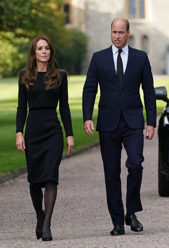 La princesse de Galles Kate Catherine Middleton et le prince de Galles William à la rencontre de la foule devant le château de Windsor, suite au décès de la reine Elisabeth II d'Angleterre. Le 10 septembre 2022 