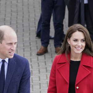 Le prince William, prince de Galles, et Catherine (Kate) Middleton, princesse de Galles, arrivent pour une visite à la station de sauvetage RNLI Holyhead à Holyhead, Pays de Galles, Royaume Uni, le 27 septembre 2022. Le couple princier rencontre l'équipage, les bénévoles et certains de ceux qui ont été soutenus par leur unité locale. Holyhead est l'une des trois plus anciennes stations de sauvetage de la côte galloise et a une histoire de bravoure remarquable, ayant reçu 70 prix pour bravoure. 