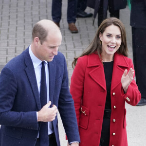 Le prince William, prince de Galles, et Catherine (Kate) Middleton, princesse de Galles, arrivent pour une visite à la station de sauvetage RNLI Holyhead à Holyhead, Pays de Galles, Royaume Uni. Le couple princier rencontre l'équipage, les bénévoles et certains de ceux qui ont été soutenus par leur unité locale. Holyhead est l'une des trois plus anciennes stations de sauvetage de la côte galloise et a une histoire de bravoure remarquable, ayant reçu 70 prix pour bravoure. 