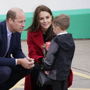 Le prince William, prince de Galles, et Catherine (Kate) Middleton, princesse de Galles, arrivent pour une visite à la station de sauvetage RNLI Holyhead à Holyhead, Pays de Galles, Royaume Uni, le 27 septembre 2022. Le couple princier rencontre l'équipage, les bénévoles et certains de ceux qui ont été soutenus par leur unité locale. Holyhead est l'une des trois plus anciennes stations de sauvetage de la côte galloise et a une histoire de bravoure remarquable, ayant reçu 70 prix pour bravoure. 