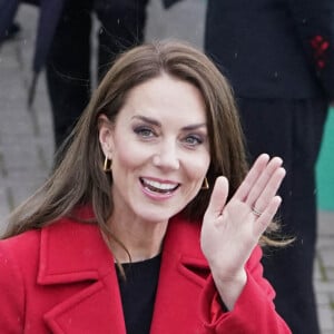 Le prince William, prince de Galles, et Catherine (Kate) Middleton, princesse de Galles, arrivent pour une visite à la station de sauvetage RNLI Holyhead à Holyhead, Pays de Galles, Royaume Uni, le 27 septembre 2022. Le couple princier rencontre l'équipage, les bénévoles et certains de ceux qui ont été soutenus par leur unité locale. Holyhead est l'une des trois plus anciennes stations de sauvetage de la côte galloise et a une histoire de bravoure remarquable, ayant reçu 70 prix pour bravoure. 