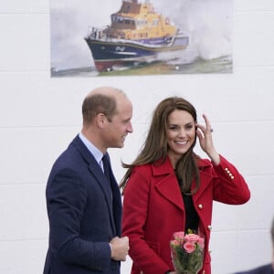 Le prince William, prince de Galles, et Catherine (Kate) Middleton, princesse de Galles, arrivent pour une visite à la station de sauvetage RNLI Holyhead à Holyhead, Pays de Galles, Royaume Uni, le 27 septembre 2022. Le couple princier rencontre l'équipage, les bénévoles et certains de ceux qui ont été soutenus par leur unité locale. Holyhead est l'une des trois plus anciennes stations de sauvetage de la côte galloise et a une histoire de bravoure remarquable, ayant reçu 70 prix pour bravoure. 