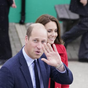 Le prince William, prince de Galles, et Catherine (Kate) Middleton, princesse de Galles, arrivent pour une visite à la station de sauvetage RNLI Holyhead à Holyhead, Pays de Galles, Royaume Uni, le 27 septembre 2022. Le couple princier rencontre l'équipage, les bénévoles et certains de ceux qui ont été soutenus par leur unité locale. Holyhead est l'une des trois plus anciennes stations de sauvetage de la côte galloise et a une histoire de bravoure remarquable, ayant reçu 70 prix pour bravoure. 