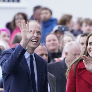 Le prince William, prince de Galles, et Catherine (Kate) Middleton, princesse de Galles, arrivent pour une visite à la station de sauvetage RNLI Holyhead à Holyhead, Pays de Galles, Royaume Uni, le 27 septembre 2022. Le couple princier rencontre l'équipage, les bénévoles et certains de ceux qui ont été soutenus par leur unité locale. Holyhead est l'une des trois plus anciennes stations de sauvetage de la côte galloise et a une histoire de bravoure remarquable, ayant reçu 70 prix pour bravoure. 