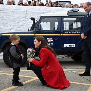 Le prince William, prince de Galles, et Catherine (Kate) Middleton, princesse de Galles, arrivent pour une visite à la station de sauvetage RNLI Holyhead à Holyhead, Pays de Galles, Royaume Uni, le 27 septembre 2022. Le couple princier rencontre l'équipage, les bénévoles et certains de ceux qui ont été soutenus par leur unité locale. Holyhead est l'une des trois plus anciennes stations de sauvetage de la côte galloise et a une histoire de bravoure remarquable, ayant reçu 70 prix pour bravoure. 