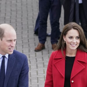 Le prince William, prince de Galles, et Catherine (Kate) Middleton, princesse de Galles, arrivent pour une visite à la station de sauvetage RNLI Holyhead à Holyhead, Pays de Galles, Royaume Uni, le 27 septembre 2022. Le couple princier rencontre l'équipage, les bénévoles et certains de ceux qui ont été soutenus par leur unité locale. Holyhead est l'une des trois plus anciennes stations de sauvetage de la côte galloise et a une histoire de bravoure remarquable, ayant reçu 70 prix pour bravoure. 