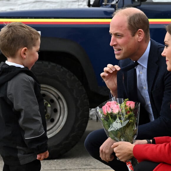 Le prince William, prince de Galles, et Catherine (Kate) Middleton, princesse de Galles, arrivent pour une visite à la station de sauvetage RNLI Holyhead à Holyhead, Pays de Galles, Royaume Uni, le 27 septembre 2022. Le couple princier rencontre l'équipage, les bénévoles et certains de ceux qui ont été soutenus par leur unité locale. Holyhead est l'une des trois plus anciennes stations de sauvetage de la côte galloise et a une histoire de bravoure remarquable, ayant reçu 70 prix pour bravoure. 