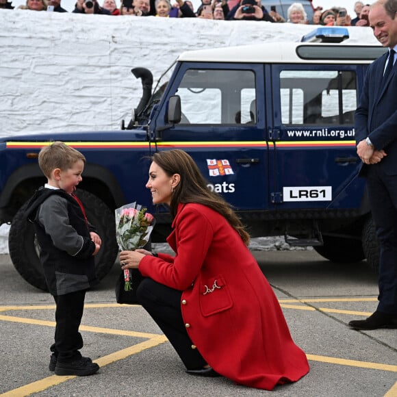 Le prince William, prince de Galles, et Catherine (Kate) Middleton, princesse de Galles, arrivent pour une visite à la station de sauvetage RNLI Holyhead à Holyhead, Pays de Galles, Royaume Uni, le 27 septembre 2022. Le couple princier rencontre l'équipage, les bénévoles et certains de ceux qui ont été soutenus par leur unité locale. Holyhead est l'une des trois plus anciennes stations de sauvetage de la côte galloise et a une histoire de bravoure remarquable, ayant reçu 70 prix pour bravoure. 