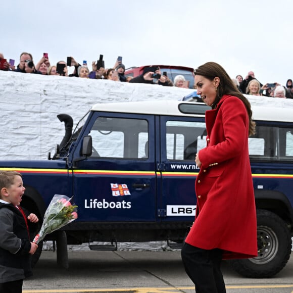 Le prince William, prince de Galles, et Catherine (Kate) Middleton, princesse de Galles, arrivent pour une visite à la station de sauvetage RNLI Holyhead à Holyhead, Pays de Galles, Royaume Uni, le 27 septembre 2022. Le couple princier rencontre l'équipage, les bénévoles et certains de ceux qui ont été soutenus par leur unité locale. Holyhead est l'une des trois plus anciennes stations de sauvetage de la côte galloise et a une histoire de bravoure remarquable, ayant reçu 70 prix pour bravoure. 