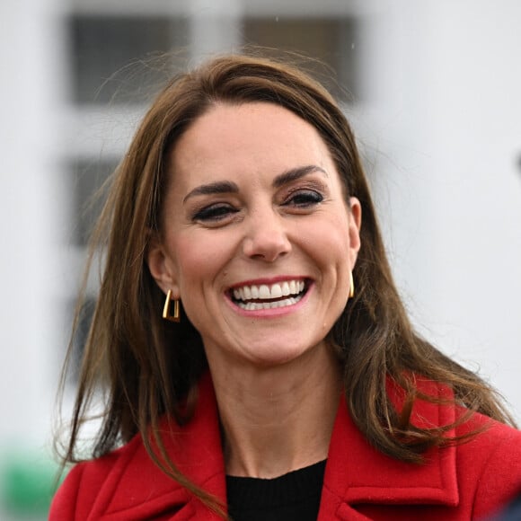 Catherine (Kate) Middleton, princesse de Galles, arrive pour une visite à la station de sauvetage RNLI Holyhead à Holyhead, Pays de Galles, Royaume Uni, le 27 septembre 2022. Le couple princier rencontre l'équipage, les bénévoles et certains de ceux qui ont été soutenus par leur unité locale. Holyhead est l'une des trois plus anciennes stations de sauvetage de la côte galloise et a une histoire de bravoure remarquable, ayant reçu 70 prix pour bravoure. 