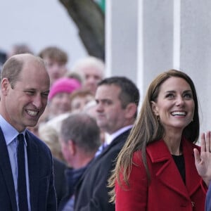 Le prince William, prince de Galles, et Catherine (Kate) Middleton, princesse de Galles, arrivent pour une visite à la station de sauvetage RNLI Holyhead à Holyhead, Pays de Galles, Royaume Uni, le 27 septembre 2022. Le couple princier rencontre l'équipage, les bénévoles et certains de ceux qui ont été soutenus par leur unité locale. Holyhead est l'une des trois plus anciennes stations de sauvetage de la côte galloise et a une histoire de bravoure remarquable, ayant reçu 70 prix pour bravoure. 