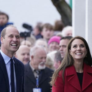 Le prince William, prince de Galles, et Catherine (Kate) Middleton, princesse de Galles, arrivent pour une visite à la station de sauvetage RNLI Holyhead à Holyhead, Pays de Galles, Royaume Uni, le 27 septembre 2022. Le couple princier rencontre l'équipage, les bénévoles et certains de ceux qui ont été soutenus par leur unité locale. Holyhead est l'une des trois plus anciennes stations de sauvetage de la côte galloise et a une histoire de bravoure remarquable, ayant reçu 70 prix pour bravoure. 