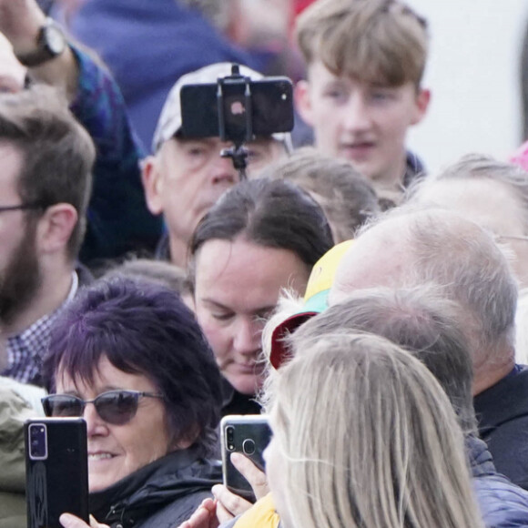 Le prince William, prince de Galles, et Catherine (Kate) Middleton, princesse de Galles, arrivent pour une visite à la station de sauvetage RNLI Holyhead à Holyhead, Pays de Galles, Royaume Uni, le 27 septembre 2022. Le couple princier rencontre l'équipage, les bénévoles et certains de ceux qui ont été soutenus par leur unité locale. Holyhead est l'une des trois plus anciennes stations de sauvetage de la côte galloise et a une histoire de bravoure remarquable, ayant reçu 70 prix pour bravoure. 