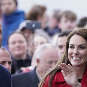 Le prince William, prince de Galles, et Catherine (Kate) Middleton, princesse de Galles, arrivent pour une visite à la station de sauvetage RNLI Holyhead à Holyhead, Pays de Galles, Royaume Uni, le 27 septembre 2022. Le couple princier rencontre l'équipage, les bénévoles et certains de ceux qui ont été soutenus par leur unité locale. Holyhead est l'une des trois plus anciennes stations de sauvetage de la côte galloise et a une histoire de bravoure remarquable, ayant reçu 70 prix pour bravoure. 