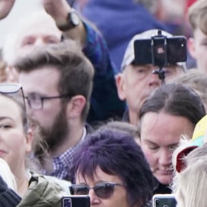 Le prince William, prince de Galles, et Catherine (Kate) Middleton, princesse de Galles, arrivent pour une visite à la station de sauvetage RNLI Holyhead à Holyhead, Pays de Galles, Royaume Uni, le 27 septembre 2022. Le couple princier rencontre l'équipage, les bénévoles et certains de ceux qui ont été soutenus par leur unité locale. Holyhead est l'une des trois plus anciennes stations de sauvetage de la côte galloise et a une histoire de bravoure remarquable, ayant reçu 70 prix pour bravoure. 