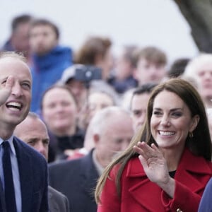 Le prince William, prince de Galles, et Catherine (Kate) Middleton, princesse de Galles, arrivent pour une visite à la station de sauvetage RNLI Holyhead à Holyhead, Pays de Galles, Royaume Uni, le 27 septembre 2022. Le couple princier rencontre l'équipage, les bénévoles et certains de ceux qui ont été soutenus par leur unité locale. Holyhead est l'une des trois plus anciennes stations de sauvetage de la côte galloise et a une histoire de bravoure remarquable, ayant reçu 70 prix pour bravoure. 