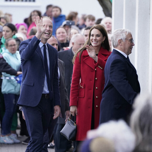 Le prince William, prince de Galles, et Catherine (Kate) Middleton, princesse de Galles, arrivent pour une visite à la station de sauvetage RNLI Holyhead à Holyhead, Pays de Galles, Royaume Uni, le 27 septembre 2022. Le couple princier rencontre l'équipage, les bénévoles et certains de ceux qui ont été soutenus par leur unité locale. Holyhead est l'une des trois plus anciennes stations de sauvetage de la côte galloise et a une histoire de bravoure remarquable, ayant reçu 70 prix pour bravoure. 