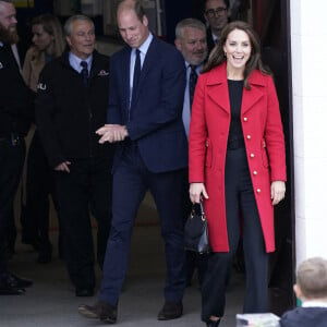 Le prince William, prince de Galles, et Catherine (Kate) Middleton, princesse de Galles, arrivent pour une visite à la station de sauvetage RNLI Holyhead à Holyhead, Pays de Galles, Royaume Uni, le 27 septembre 2022. Le couple princier rencontre l'équipage, les bénévoles et certains de ceux qui ont été soutenus par leur unité locale. Holyhead est l'une des trois plus anciennes stations de sauvetage de la côte galloise et a une histoire de bravoure remarquable, ayant reçu 70 prix pour bravoure. 