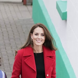 Catherine (Kate) Middleton, princesse de Galles, arrive pour une visite à la station de sauvetage RNLI Holyhead à Holyhead, Pays de Galles, Royaume Uni, le 27 septembre 2022. Le couple princier rencontre l'équipage, les bénévoles et certains de ceux qui ont été soutenus par leur unité locale. Holyhead est l'une des trois plus anciennes stations de sauvetage de la côte galloise et a une histoire de bravoure remarquable, ayant reçu 70 prix pour bravoure. 