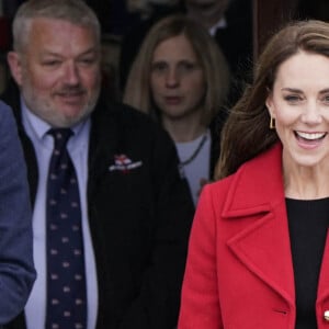 Catherine (Kate) Middleton, princesse de Galles, arrive pour une visite à la station de sauvetage RNLI Holyhead à Holyhead, Pays de Galles, Royaume Uni, le 27 septembre 2022. Le couple princier rencontre l'équipage, les bénévoles et certains de ceux qui ont été soutenus par leur unité locale. Holyhead est l'une des trois plus anciennes stations de sauvetage de la côte galloise et a une histoire de bravoure remarquable, ayant reçu 70 prix pour bravoure. 