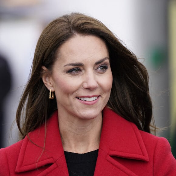 Catherine (Kate) Middleton, princesse de Galles, arrive pour une visite à la station de sauvetage RNLI Holyhead à Holyhead, Pays de Galles, Royaume Uni, le 27 septembre 2022. Le couple princier rencontre l'équipage, les bénévoles et certains de ceux qui ont été soutenus par leur unité locale. Holyhead est l'une des trois plus anciennes stations de sauvetage de la côte galloise et a une histoire de bravoure remarquable, ayant reçu 70 prix pour bravoure. 