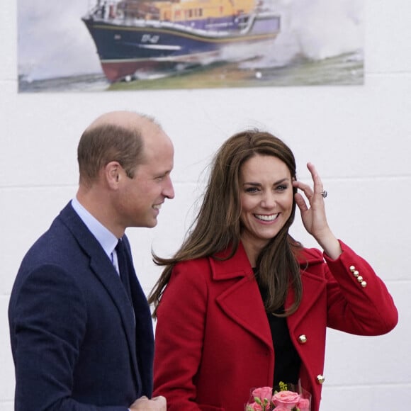 Le prince William, prince de Galles, et Catherine (Kate) Middleton, princesse de Galles, arrivent pour une visite à la station de sauvetage RNLI Holyhead à Holyhead, Pays de Galles, Royaume Uni, le 27 septembre 2022. Le couple princier rencontre l'équipage, les bénévoles et certains de ceux qui ont été soutenus par leur unité locale. Holyhead est l'une des trois plus anciennes stations de sauvetage de la côte galloise et a une histoire de bravoure remarquable, ayant reçu 70 prix pour bravoure. 