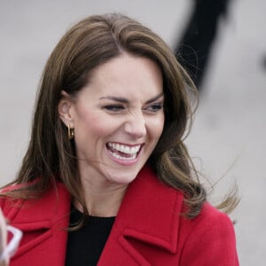 Catherine (Kate) Middleton, princesse de Galles, arrive pour une visite à la station de sauvetage RNLI Holyhead à Holyhead, Pays de Galles, Royaume Uni, le 27 septembre 2022. Le couple princier rencontre l'équipage, les bénévoles et certains de ceux qui ont été soutenus par leur unité locale. Holyhead est l'une des trois plus anciennes stations de sauvetage de la côte galloise et a une histoire de bravoure remarquable, ayant reçu 70 prix pour bravoure. 