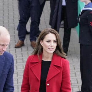 Le prince William, prince de Galles, et Catherine (Kate) Middleton, princesse de Galles, arrivent pour une visite à la station de sauvetage RNLI Holyhead à Holyhead, Pays de Galles, Royaume Uni, le 27 septembre 2022. Le couple princier rencontre l'équipage, les bénévoles et certains de ceux qui ont été soutenus par leur unité locale. Holyhead est l'une des trois plus anciennes stations de sauvetage de la côte galloise et a une histoire de bravoure remarquable, ayant reçu 70 prix pour bravoure. 