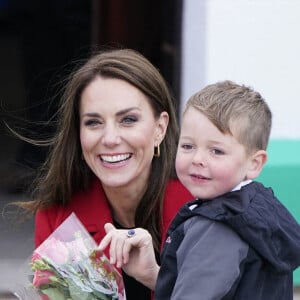 Catherine (Kate) Middleton, princesse de Galles, arrive pour une visite à la station de sauvetage RNLI Holyhead à Holyhead, Pays de Galles, Royaume Uni, le 27 septembre 2022. Le couple princier rencontre l'équipage, les bénévoles et certains de ceux qui ont été soutenus par leur unité locale. Holyhead est l'une des trois plus anciennes stations de sauvetage de la côte galloise et a une histoire de bravoure remarquable, ayant reçu 70 prix pour bravoure. 