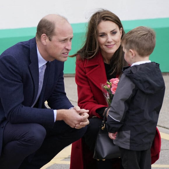 Le prince William, prince de Galles, et Catherine (Kate) Middleton, princesse de Galles, arrivent pour une visite à la station de sauvetage RNLI Holyhead à Holyhead, Pays de Galles, Royaume Uni. Le couple princier rencontre l'équipage, les bénévoles et certains de ceux qui ont été soutenus par leur unité locale. Holyhead est l'une des trois plus anciennes stations de sauvetage de la côte galloise et a une histoire de bravoure remarquable, ayant reçu 70 prix pour bravoure. 