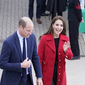 Le prince William, prince de Galles, et Catherine (Kate) Middleton, princesse de Galles, arrivent pour une visite à la station de sauvetage RNLI Holyhead à Holyhead, Pays de Galles, Royaume Uni, le 27 septembre 2022. Le couple princier rencontre l'équipage, les bénévoles et certains de ceux qui ont été soutenus par leur unité locale. Holyhead est l'une des trois plus anciennes stations de sauvetage de la côte galloise et a une histoire de bravoure remarquable, ayant reçu 70 prix pour bravoure. 