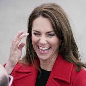 Catherine (Kate) Middleton, princesse de Galles, arrive pour une visite à la station de sauvetage RNLI Holyhead à Holyhead, Pays de Galles, Royaume Uni, le 27 septembre 2022. Le couple princier rencontre l'équipage, les bénévoles et certains de ceux qui ont été soutenus par leur unité locale. Holyhead est l'une des trois plus anciennes stations de sauvetage de la côte galloise et a une histoire de bravoure remarquable, ayant reçu 70 prix pour bravoure. 